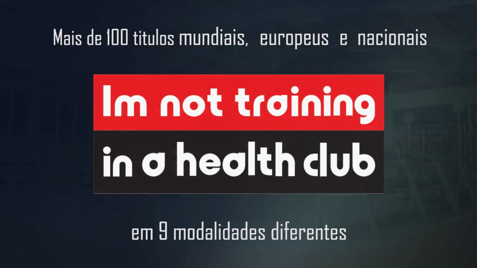 Ginásio Mr Big Evolution weight training area with kettlebells